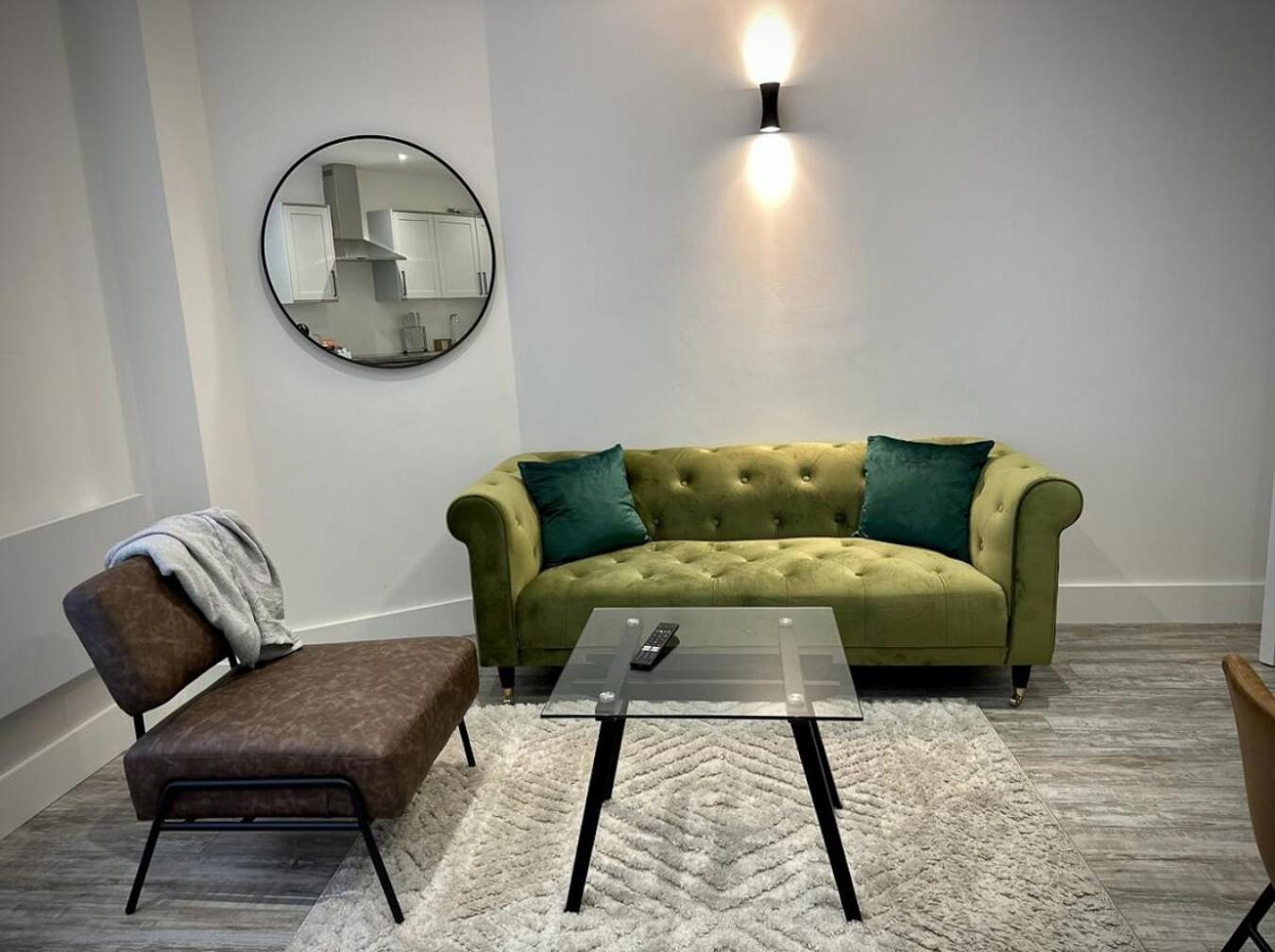 Escape In Town Centre - Free Parking Apartment Swindon