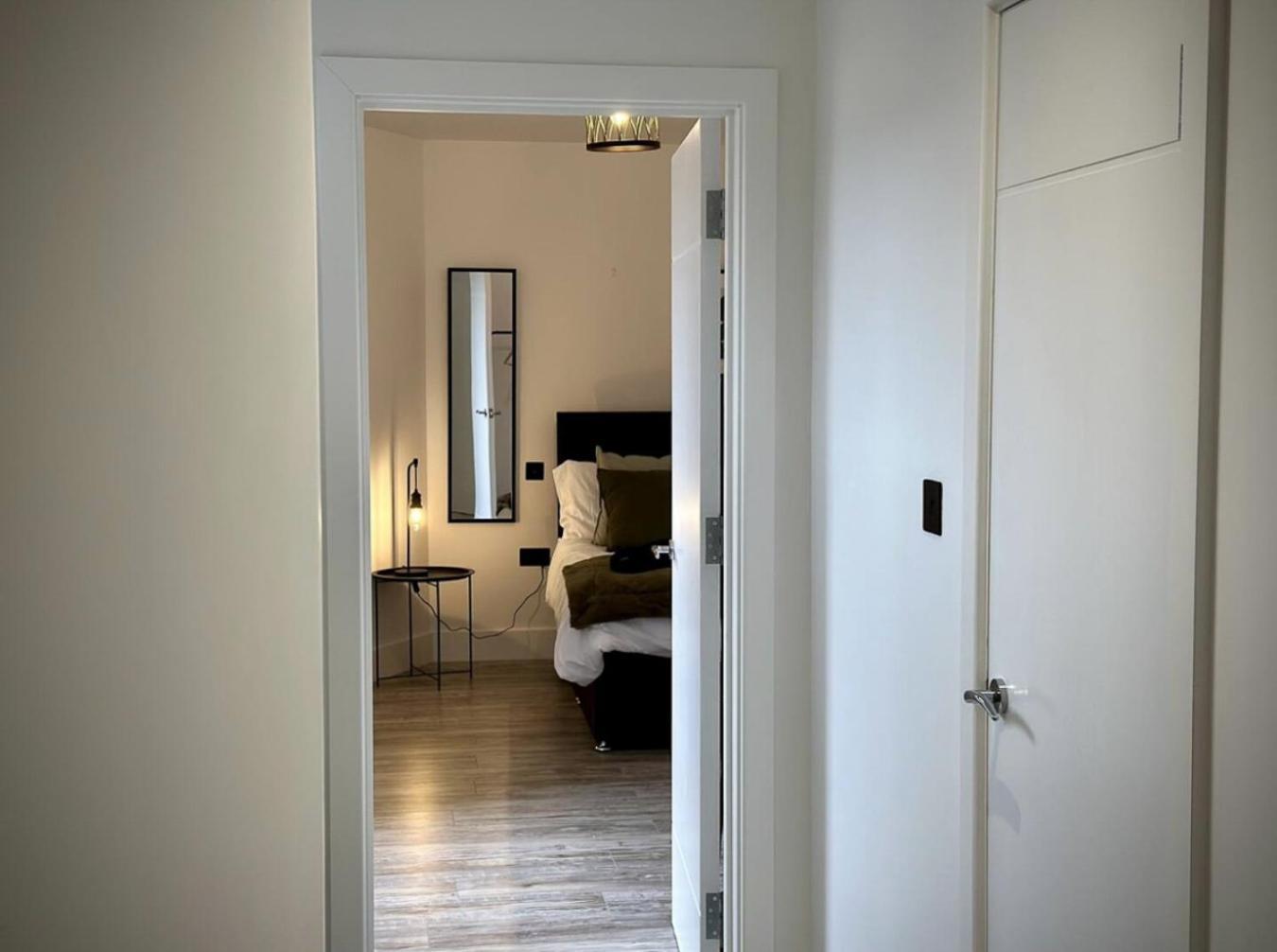 Apartment Escape In Town Centre - Free Parking Swindon