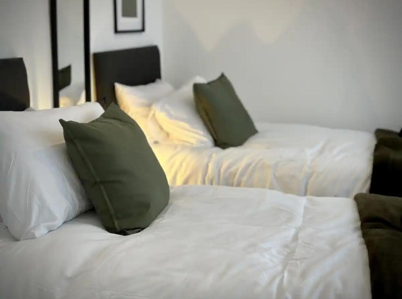Escape In Town Centre - Free Parking Apartment Swindon