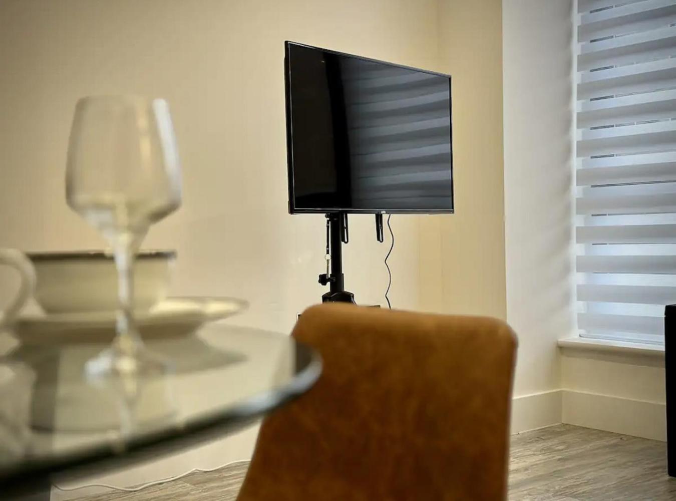 Escape In Town Centre - Free Parking Apartment *