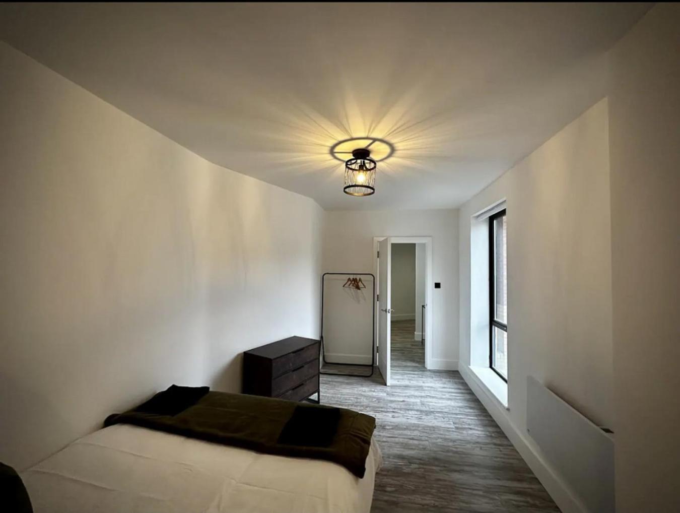 Escape In Town Centre - Free Parking Apartment Swindon